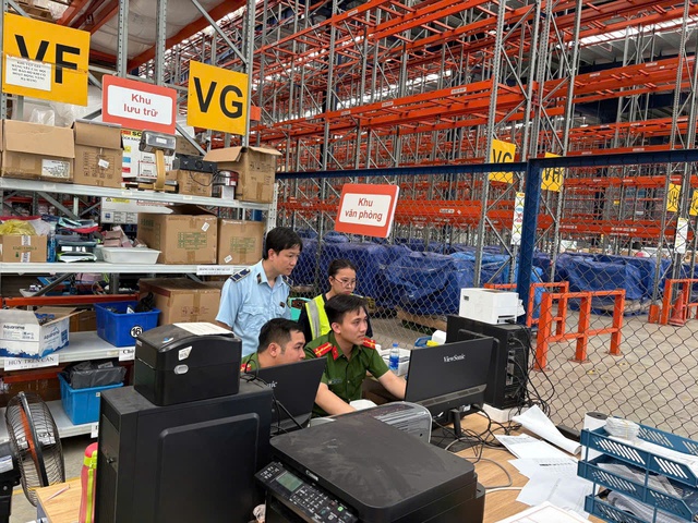 Thu giữ hàng trăm nghìn sản phẩm mỹ phẩm, thời trang nhập lậu - Ảnh 2. Thu giữ hàng trăm nghìn sản phẩm mỹ phẩm, thời trang nhập lậu - Ảnh 2.