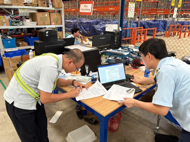Kiểm tra Công ty Á Châu, thu giữ hàng trăm nghìn sản phẩm nhập lậu- Ảnh 1. Kiểm tra Công ty Á Châu, thu giữ hàng trăm nghìn sản phẩm nhập lậu- Ảnh 1.