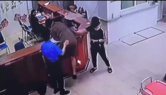 Làm rõ clip người đàn ông tấn công nhân viên y tế- Ảnh 1. Làm rõ clip người đàn ông tấn công nhân viên y tế- Ảnh 1.