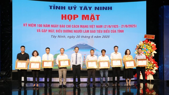 Văn phòng đại diện phía Nam - Tạp chí Đời sống & Pháp luật nhận Bằng khen của Chủ tịch UBND tỉnh Tây Ninh- Ảnh 2. Văn phòng đại diện phía Nam - Tạp chí Đời sống & Pháp luật nhận Bằng khen của Chủ tịch UBND tỉnh Tây Ninh- Ảnh 2.