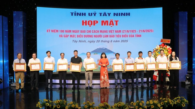 Văn phòng đại diện phía Nam - Tạp chí Đời sống & Pháp luật nhận Bằng khen của Chủ tịch UBND tỉnh Tây Ninh- Ảnh 1. Văn phòng đại diện phía Nam - Tạp chí Đời sống & Pháp luật nhận Bằng khen của Chủ tịch UBND tỉnh Tây Ninh- Ảnh 1.