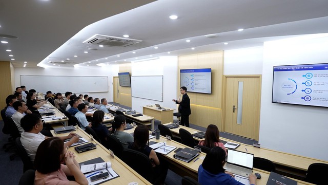 Khai giảng khóa học Chiến lược trí tuệ nhân tạo (AI) dành riêng cho các nhà quản trị doanh nghiệp độc quyền FPT- Ảnh 3. Khai giảng khóa học Chiến lược trí tuệ nhân tạo (AI) dành riêng cho các nhà quản trị doanh nghiệp độc quyền FPT- Ảnh 3.