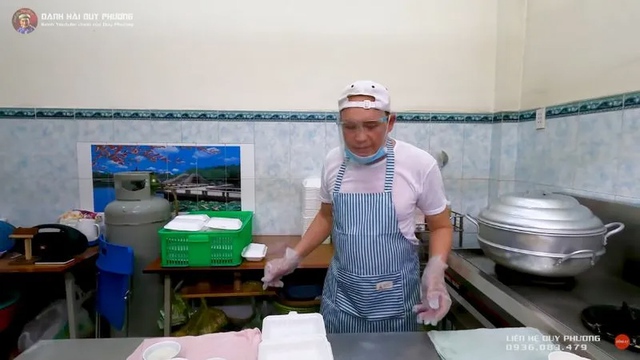"Đệ nhị danh hài" từng "đếm tiền mỏi tay", tuổi 72 vất vả mưu sinh bằng nghề bán bánh, làm shipper- Ảnh 4. "Đệ nhị danh hài" từng "đếm tiền mỏi tay", tuổi 72 vất vả mưu sinh bằng nghề bán bánh, làm shipper- Ảnh 4.