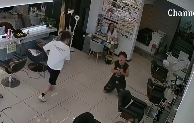Đang cầm máy sấy tóc, người đàn ông khụy gối rồi la hét- Ảnh 1. Đang cầm máy sấy tóc, người đàn ông khụy gối rồi la hét- Ảnh 1.