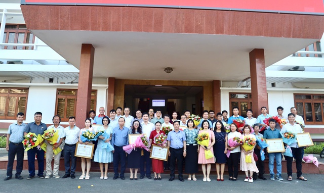Phóng viên Tạp chí Đời sống và Pháp Luật nhận bằng khen của UBND tỉnh Bình Định- Ảnh 2. Phóng viên Tạp chí Đời sống và Pháp Luật nhận bằng khen của UBND tỉnh Bình Định- Ảnh 2.