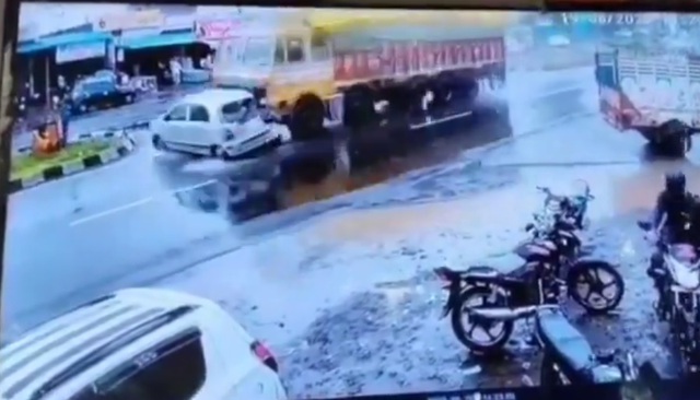 Xe tải kéo lê ô tô 100 mét trên đường, 2 người sống sót khó tin- Ảnh 1. Xe tải kéo lê ô tô 100 mét trên đường, 2 người sống sót khó tin- Ảnh 1.