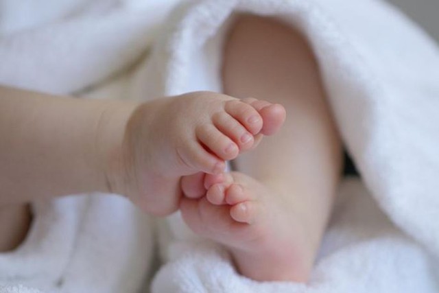 Người đàn ông lên cơn đau tim, ngã đè con trai 3 tháng tuổi, cả hai đều tử vong- Ảnh 1.