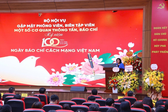 Báo chí góp phần khơi dậy niềm tin vào cuộc cải cách hành chính, sắp xếp bộ máy- Ảnh 2. Báo chí góp phần khơi dậy niềm tin vào cuộc cải cách hành chính, sắp xếp bộ máy- Ảnh 2.