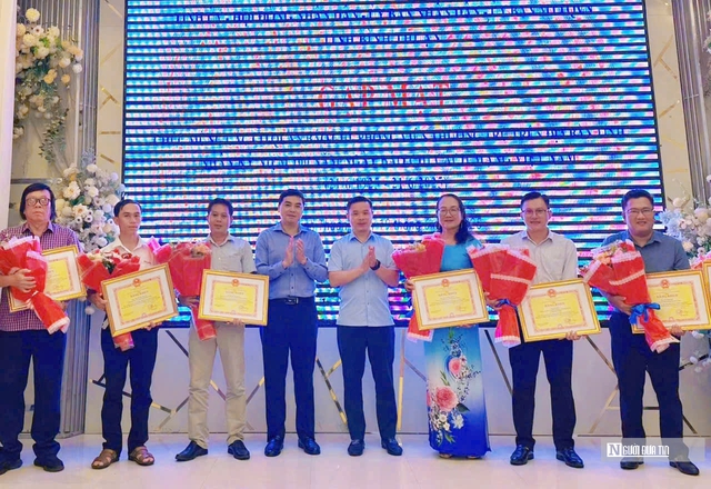 Văn phòng đại diện phía Nam - Tạp chí Đời sống & Pháp luật nhận Bằng khen của Chủ tịch UBND tỉnh Tây Ninh- Ảnh 4. Văn phòng đại diện phía Nam - Tạp chí Đời sống & Pháp luật nhận Bằng khen của Chủ tịch UBND tỉnh Tây Ninh- Ảnh 4.