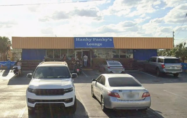 Scott Allen Gardner, 33 tuổi, bị cáo buộc đã uống rượu tại Hanky Panky's Lounge khi anh ta bỏ lại con trai 18 tháng tuổi của mình trong xe tải. (Ảnh: Google Streetview) Scott Allen Gardner, 33 tuổi, bị cáo buộc đã uống rượu tại Hanky Panky's Lounge khi anh ta bỏ lại con trai 18 tháng tuổi của mình trong xe tải. (Ảnh: Google Streetview)