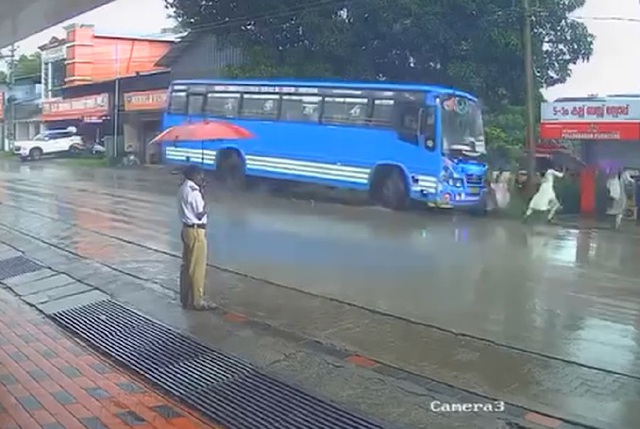 Xe buýt đâm trúng 3 người phụ nữ, CSGT đưa tay ôm đầu vì sốc- Ảnh 1.
