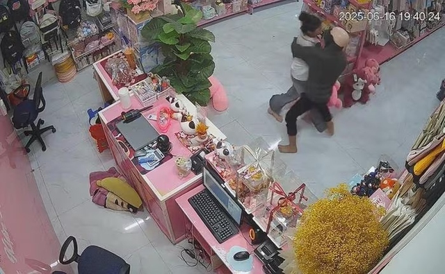 Bắt 2 đối tượng dùng dao khống chế, trói tay nữ nhân viên rồi cướp tài sản- Ảnh 1. Bắt 2 đối tượng dùng dao khống chế, trói tay nữ nhân viên rồi cướp tài sản- Ảnh 1.