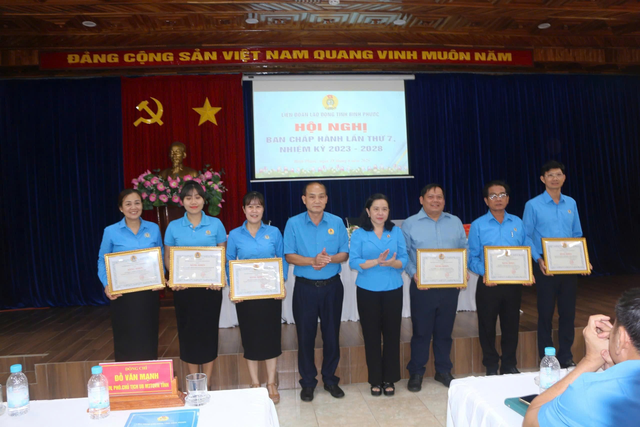 Liên đoàn Lao động tỉnh Bình Phước triển khai nhiệm vụ 6 tháng cuối năm- Ảnh 2. Liên đoàn Lao động tỉnh Bình Phước triển khai nhiệm vụ 6 tháng cuối năm- Ảnh 2.