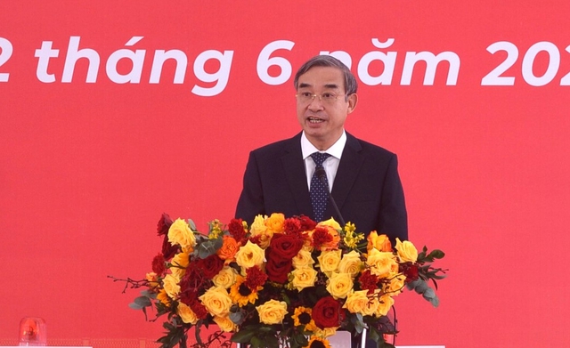 Chủ tịch UBND TP.Đà Nẵng đề nghị trong quá trình thi công, chủ đầu tư cần lưu ý yếu tố hài hòa với thiên nhiên, bảo vệ môi trường và an ninh vùng biển – núi, đồng thời tôn trọng văn hóa địa phương. Chủ tịch UBND TP.Đà Nẵng đề nghị trong quá trình thi công, chủ đầu tư cần lưu ý yếu tố hài hòa với thiên nhiên, bảo vệ môi trường và an ninh vùng biển – núi, đồng thời tôn trọng văn hóa địa phương.