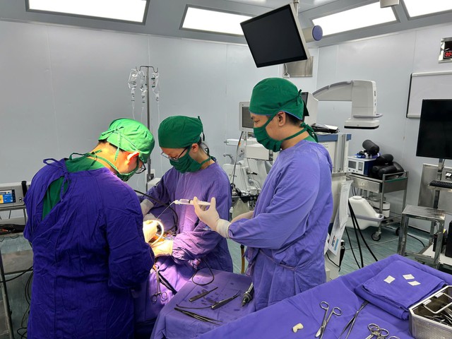 Người phụ nữ 25 tuổi bị kéo nhọn găm vào đầu- Ảnh 1. Người phụ nữ 25 tuổi bị kéo nhọn găm vào đầu- Ảnh 1.