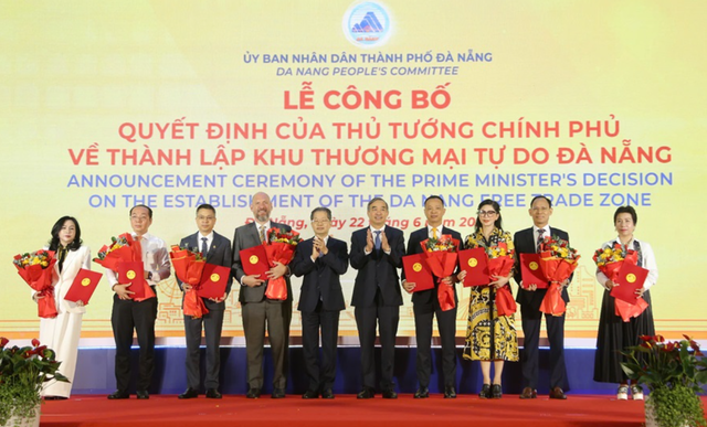 Lãnh đạo thành phố Đà Nẵng trao biên bản ghi nhớ đầu tư vào Khu thương mại tự do cho 8 nhà đầu tư chiến lược, sáng 22/6. Lãnh đạo thành phố Đà Nẵng trao biên bản ghi nhớ đầu tư vào Khu thương mại tự do cho 8 nhà đầu tư chiến lược, sáng 22/6.
