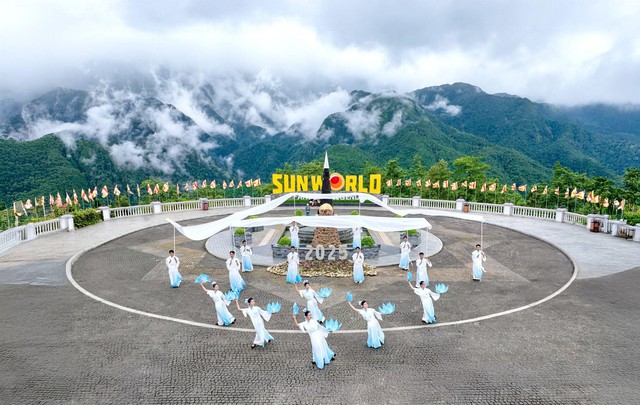 Fansipan ra mắt show diễn thể nghiệm ‘Đỉnh thiêng du ký’ tại 3 địa điểm, 3 độ cao của nóc nhà Đông Dương- Ảnh 5. Fansipan ra mắt show diễn thể nghiệm ‘Đỉnh thiêng du ký’ tại 3 địa điểm, 3 độ cao của nóc nhà Đông Dương- Ảnh 5.