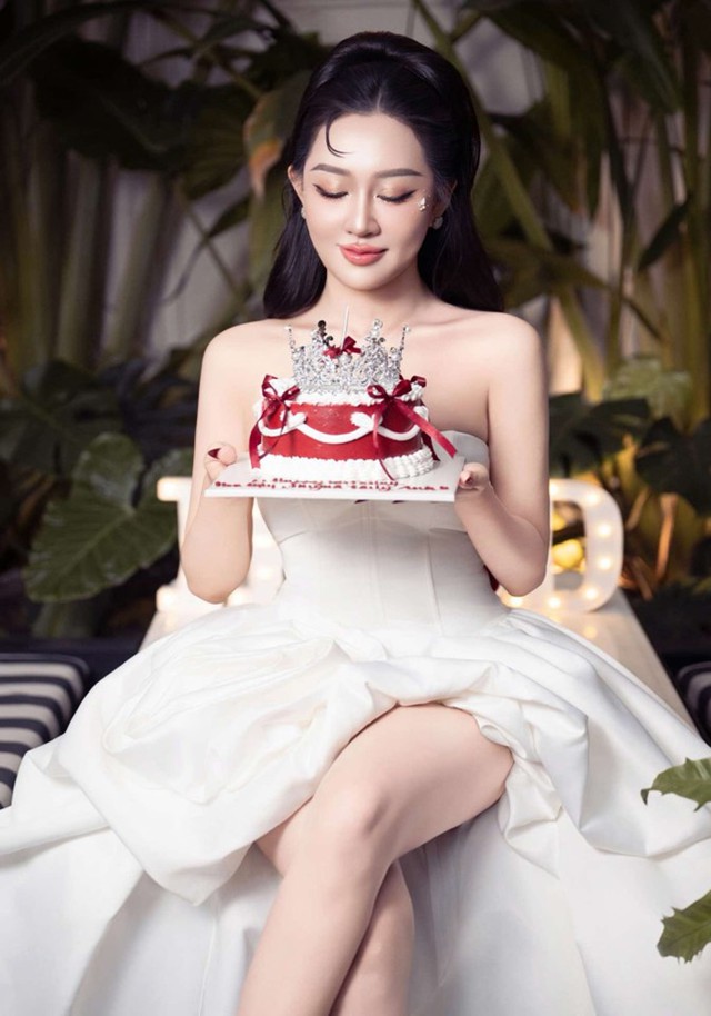 Hoa hậu Huỳnh Thúy Anh đẹp rạng rỡ, quyến rũ đón sinh nhật tuổi mới- Ảnh 2. Hoa hậu Huỳnh Thúy Anh đẹp rạng rỡ, quyến rũ đón sinh nhật tuổi mới- Ảnh 2.