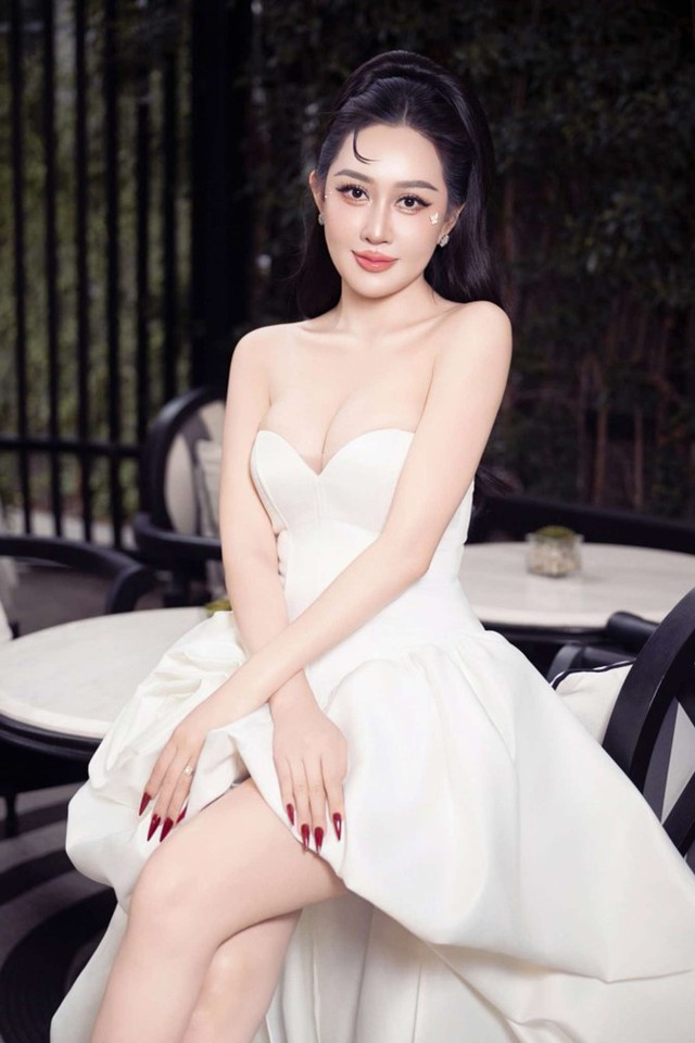 Hoa hậu Huỳnh Thúy Anh đẹp rạng rỡ, quyến rũ đón sinh nhật tuổi mới- Ảnh 3. Hoa hậu Huỳnh Thúy Anh đẹp rạng rỡ, quyến rũ đón sinh nhật tuổi mới- Ảnh 3.