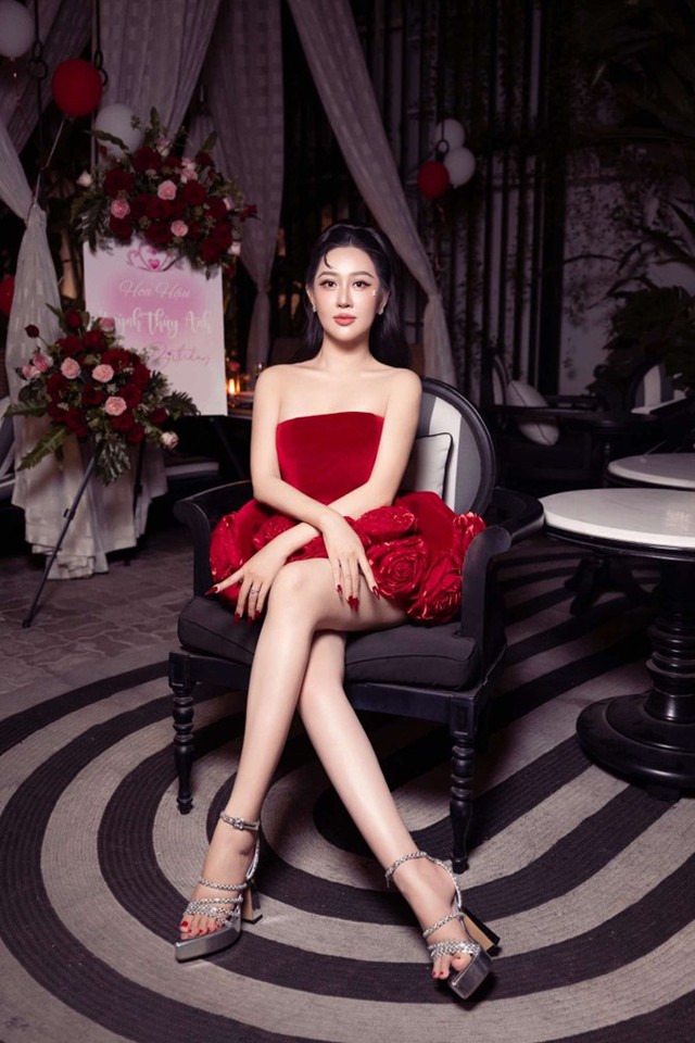 Hoa hậu Huỳnh Thúy Anh đẹp rạng rỡ, quyến rũ đón sinh nhật tuổi mới- Ảnh 5. Hoa hậu Huỳnh Thúy Anh đẹp rạng rỡ, quyến rũ đón sinh nhật tuổi mới- Ảnh 5.