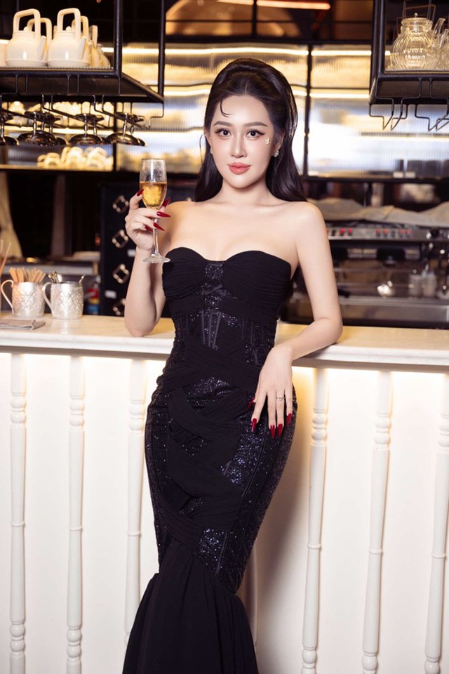 Hoa hậu Huỳnh Thúy Anh đẹp rạng rỡ, quyến rũ đón sinh nhật tuổi mới- Ảnh 7. Hoa hậu Huỳnh Thúy Anh đẹp rạng rỡ, quyến rũ đón sinh nhật tuổi mới- Ảnh 7.