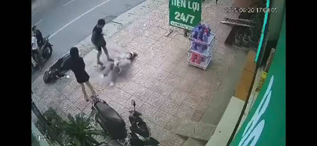 Điều tra vụ nam thanh niên túm cổ áo, quật ngã và hành hung 2 cô gái- Ảnh 1. Điều tra vụ nam thanh niên túm cổ áo, quật ngã và hành hung 2 cô gái- Ảnh 1.