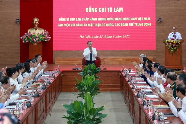 Tổng Bí thư trao quyết định tổ chức bộ máy Cơ quan Ủy ban Trung ương MTTQ Việt Nam- Ảnh 1. Tổng Bí thư trao quyết định tổ chức bộ máy Cơ quan Ủy ban Trung ương MTTQ Việt Nam- Ảnh 1.