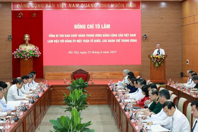 Tổng Bí thư: Mặt trận Tổ quốc phải thực sự đi đầu, là trung tâm quy tụ, dẫn dắt phong trào và lòng dân- Ảnh 2. Tổng Bí thư: Mặt trận Tổ quốc phải thực sự đi đầu, là trung tâm quy tụ, dẫn dắt phong trào và lòng dân- Ảnh 2.