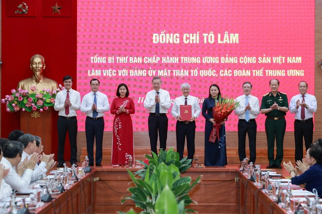 Tổng Bí thư trao quyết định tổ chức bộ máy Cơ quan Ủy ban Trung ương MTTQ Việt Nam- Ảnh 2. Tổng Bí thư trao quyết định tổ chức bộ máy Cơ quan Ủy ban Trung ương MTTQ Việt Nam- Ảnh 2.