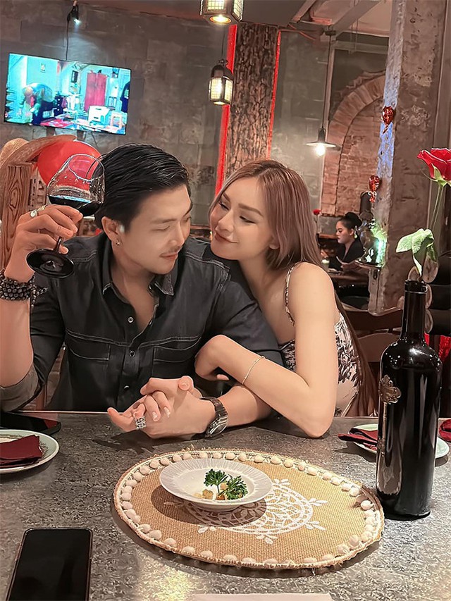 Người mẫu Lê Thu Trang bất ngờ được cầu hôn tại chung kết Miss Cosmo- Ảnh 5. Người mẫu Lê Thu Trang bất ngờ được cầu hôn tại chung kết Miss Cosmo- Ảnh 5.