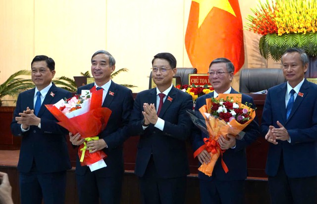 HĐND TP.Đà Nẵng tặng hoa cho ông Lê Trung Chinh và Lê Văn Trung. HĐND TP.Đà Nẵng tặng hoa cho ông Lê Trung Chinh và Lê Văn Trung.