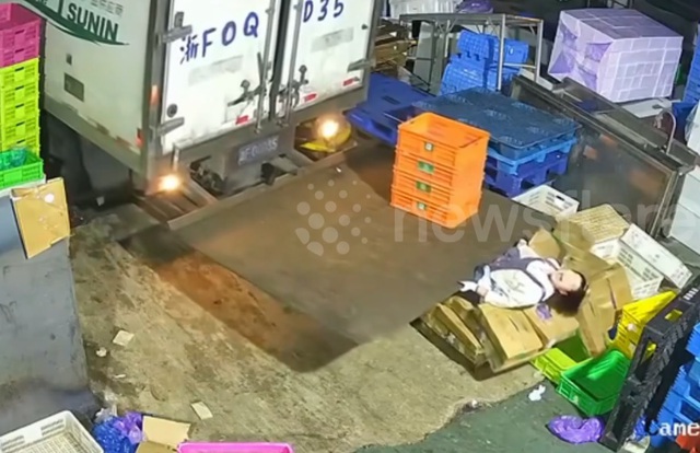 Bị mắc kẹt ở đuôi xe tải, nữ công nhân la hét cầu cứu- Ảnh 1.
