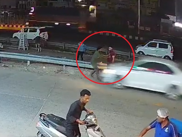 Ô tô tông văng 2 sinh viên rồi bỏ chạy khỏi hiện trường- Ảnh 1. Ô tô tông văng 2 sinh viên rồi bỏ chạy khỏi hiện trường- Ảnh 1.