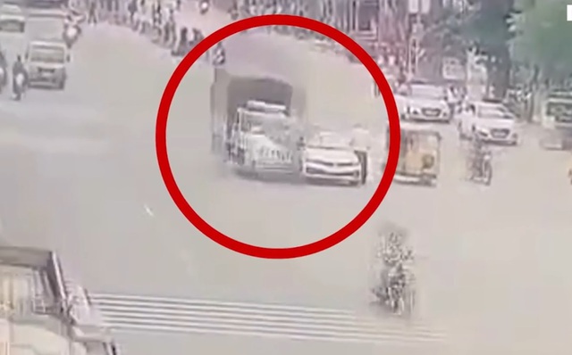 Bước ra ngoài vì hỏng xe, người phụ nữ bị xe tải tông tử vong- Ảnh 1. Bước ra ngoài vì hỏng xe, người phụ nữ bị xe tải tông tử vong- Ảnh 1.