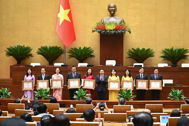 Tổng Bí thư Tô Lâm dự lễ trao Bằng khen của Ủy ban Thường vụ Quốc hội- Ảnh 3. Tổng Bí thư Tô Lâm dự lễ trao Bằng khen của Ủy ban Thường vụ Quốc hội- Ảnh 3.
