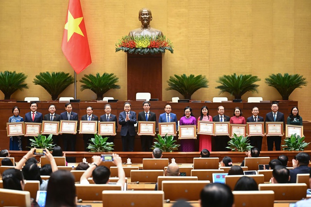 Tổng Bí thư Tô Lâm dự lễ trao Bằng khen của Ủy ban Thường vụ Quốc hội- Ảnh 2. Tổng Bí thư Tô Lâm dự lễ trao Bằng khen của Ủy ban Thường vụ Quốc hội- Ảnh 2.