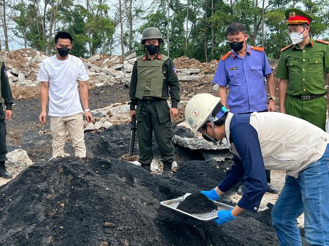 Triệt phá vụ án chôn, lấp chất thải công nghiệp với số lượng đặc biệt lớn, gây ô nhiễm môi trường- Ảnh 3. Triệt phá vụ án chôn, lấp chất thải công nghiệp với số lượng đặc biệt lớn, gây ô nhiễm môi trường- Ảnh 3.