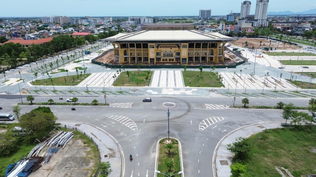 Công nhân mệt mài “chạy đua với mặt trời", để giữ bữa cơm gia đình- Ảnh 1. Công nhân mệt mài “chạy đua với mặt trời", để giữ bữa cơm gia đình- Ảnh 1.