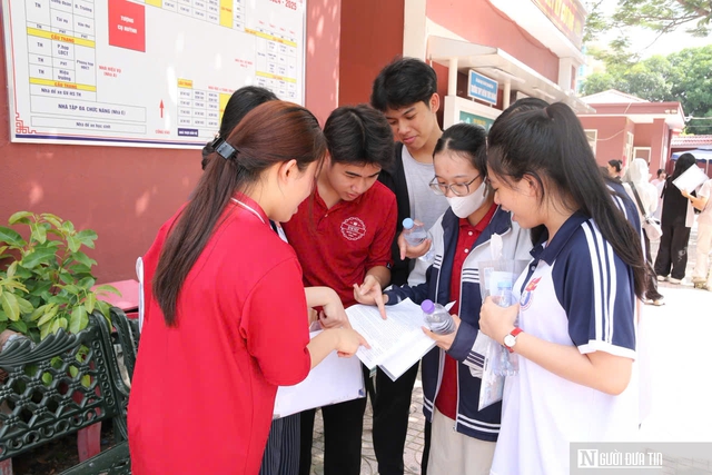 Đề thi môn Ngữ Văn chạm vào cảm xúc học sinh- Ảnh 2. Đề thi môn Ngữ Văn chạm vào cảm xúc học sinh- Ảnh 2.