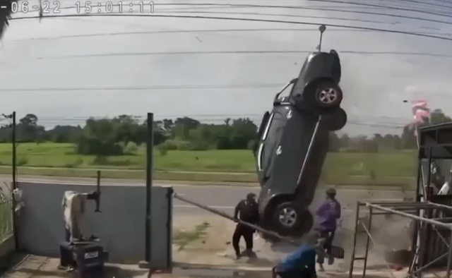 Nhóm công nhân sốc nặng khi thấy ô tô dựng đứng lao qua trước mặt- Ảnh 1. Nhóm công nhân sốc nặng khi thấy ô tô dựng đứng lao qua trước mặt- Ảnh 1.