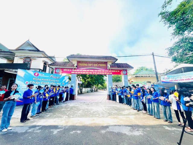 Chung tay nấu hàng trăm suất cơm cho thí sinh vùng núi thi tốt nghiệp THPT 2025- Ảnh 1. Chung tay nấu hàng trăm suất cơm cho thí sinh vùng núi thi tốt nghiệp THPT 2025- Ảnh 1.