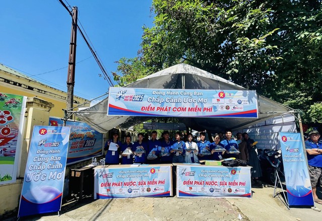 Chung tay nấu hàng trăm suất cơm cho thí sinh vùng núi thi tốt nghiệp THPT 2025- Ảnh 2. Chung tay nấu hàng trăm suất cơm cho thí sinh vùng núi thi tốt nghiệp THPT 2025- Ảnh 2.