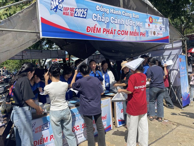 Chung tay nấu hàng trăm suất cơm cho thí sinh vùng núi thi tốt nghiệp THPT 2025- Ảnh 3. Chung tay nấu hàng trăm suất cơm cho thí sinh vùng núi thi tốt nghiệp THPT 2025- Ảnh 3.