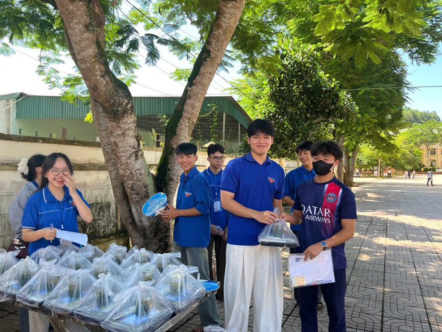 Chung tay nấu hàng trăm suất cơm cho thí sinh vùng núi thi tốt nghiệp THPT 2025- Ảnh 4. Chung tay nấu hàng trăm suất cơm cho thí sinh vùng núi thi tốt nghiệp THPT 2025- Ảnh 4.