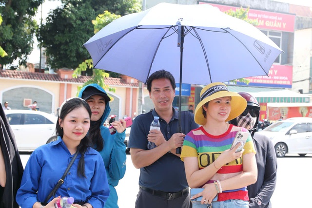 Đề thi môn Ngữ Văn chạm vào cảm xúc học sinh- Ảnh 3. Đề thi môn Ngữ Văn chạm vào cảm xúc học sinh- Ảnh 3.