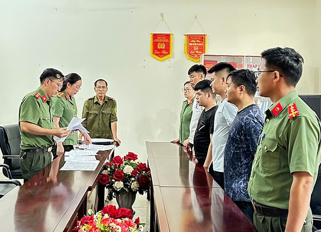 Sơn La: Triệt phá ổ nhóm chế tạo, mua bán trái phép vũ khí quân dụng
- Ảnh 1. Sơn La: Triệt phá ổ nhóm chế tạo, mua bán trái phép vũ khí quân dụng
- Ảnh 1.
