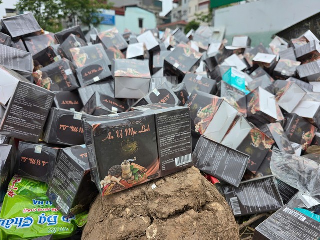 Đoàn kiểm tra không tìm được công ty chịu trách nhiệm về sản phẩm vứt tràn lan trên vỉa hè- Ảnh 1. Đoàn kiểm tra không tìm được công ty chịu trách nhiệm về sản phẩm vứt tràn lan trên vỉa hè- Ảnh 1.