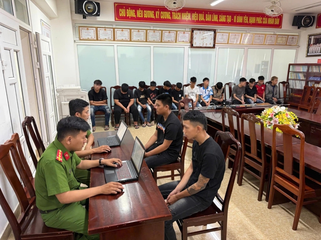 Xử lý nhóm thanh thiếu niên điều khiển mô tô mang theo hung khí để “thể hiện mình”- Ảnh 1. Xử lý nhóm thanh thiếu niên điều khiển mô tô mang theo hung khí để “thể hiện mình”- Ảnh 1.