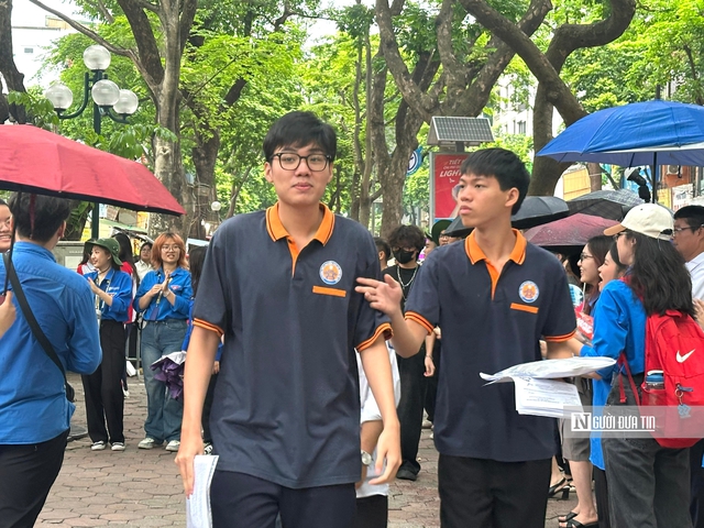 Thi tốt nghiệp THPT: Thí sinh "xoay xở" với môn tiếng Anh- Ảnh 2. Thi tốt nghiệp THPT: Thí sinh "xoay xở" với môn tiếng Anh- Ảnh 2.