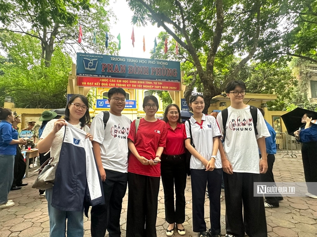 Thi tốt nghiệp THPT: Thí sinh "xoay xở" với môn tiếng Anh- Ảnh 3. Thi tốt nghiệp THPT: Thí sinh "xoay xở" với môn tiếng Anh- Ảnh 3.